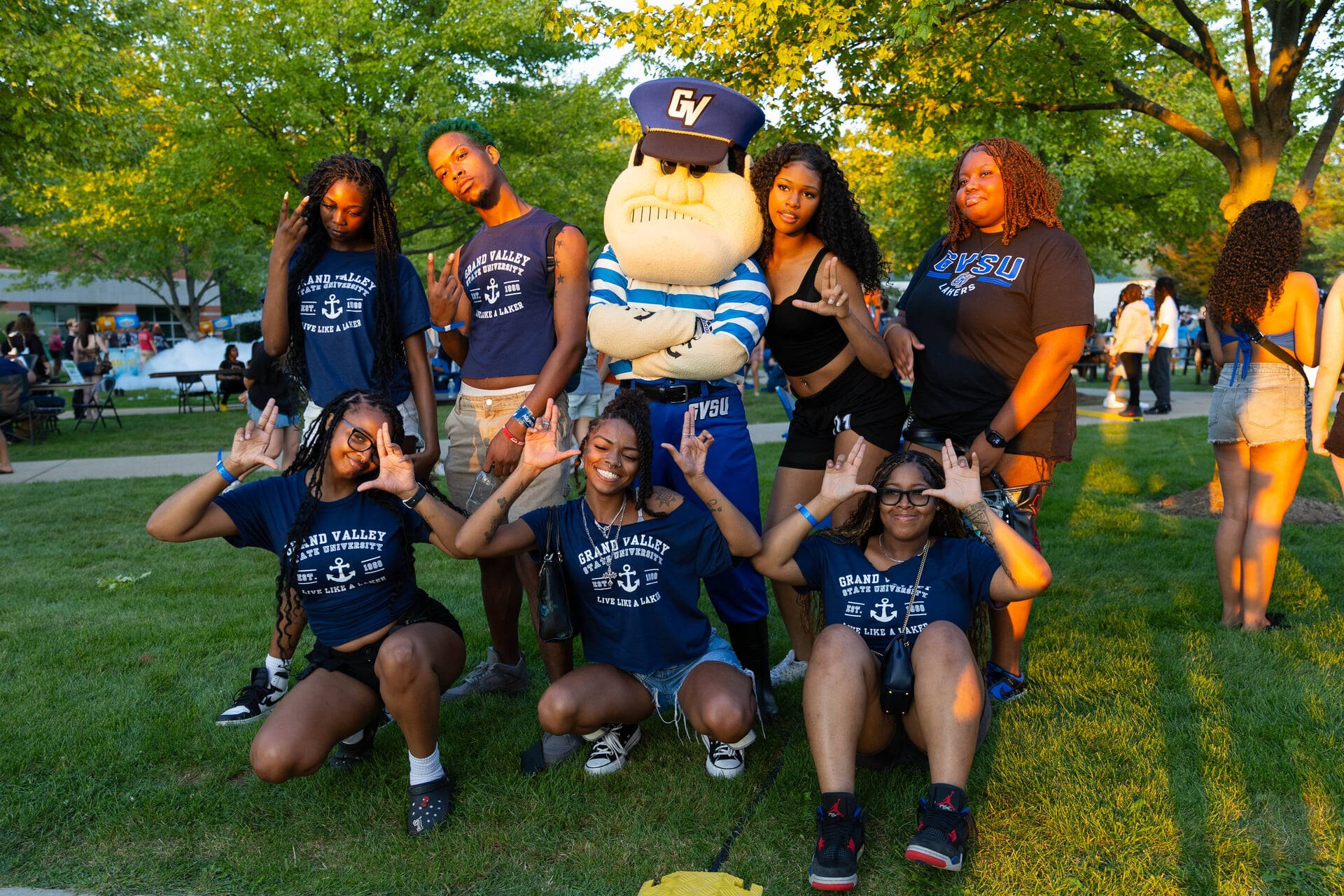 7 students pose with Louie the Laker